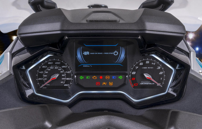 Le compteur légèrement surélevé s’inspire de la technologie automobile.