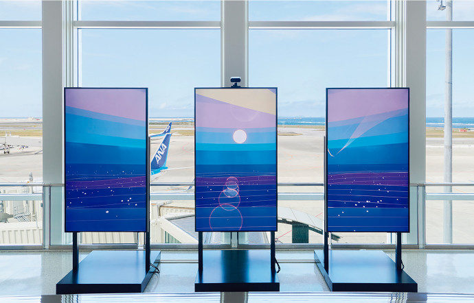 Les trois écrans composant l’œuvre de HIGA, Portrait Landscape.
