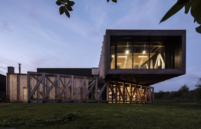 La distillerie a inauguré un ensemble moderne en 2019. Il permet d’accueillir 10 000 visiteurs par an en moyenne et est devenu l’une des attractions de la région.