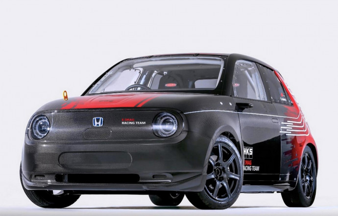 Le constructeur japonais s'est fait plaisir en « coursifiant » sa citadine électrique Honda e, ainsi préparée pour la drag race, les courses en ligne droite.