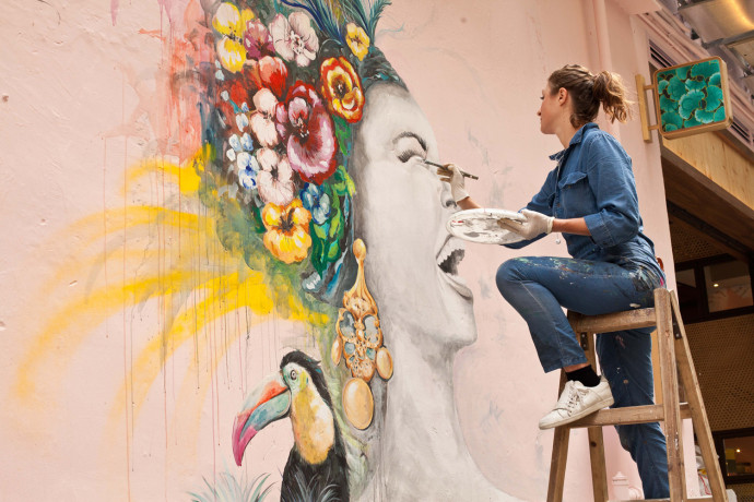 Elsa Jean de Dieu en train de peindre sa fresque murale. Il s’agit d’un hommage aux cultures brésiliennes et japonaises. ©Elsa Jean de Dieu