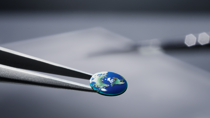 Représentation miniature de la Terre en micro-peinture émaillée, se trouvant sur la face intérieure du brancard en bas à droite.