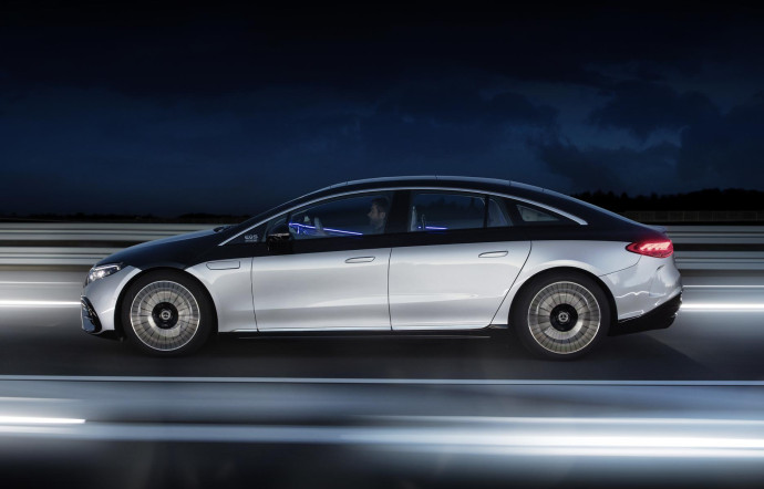 Mercedes a dévoilé, lors d’un événement en ligne, sa première berline de luxe 100 % électrique.