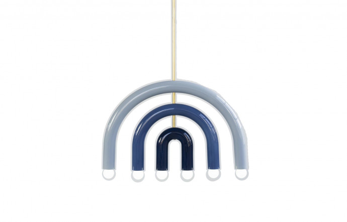 Pani Jurek chez Savannah Bay Gallery, 990 €. – Shopping : le bleu-gris des pitons rocheux