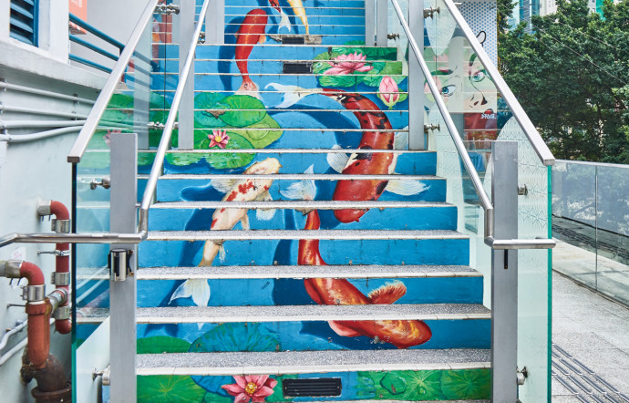 Au sein du centre créatif PMQ, un escalier recouvert par un street artiste local.