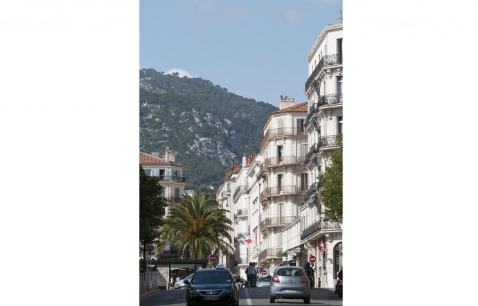 Le majestueux mont Faron domine la ville.