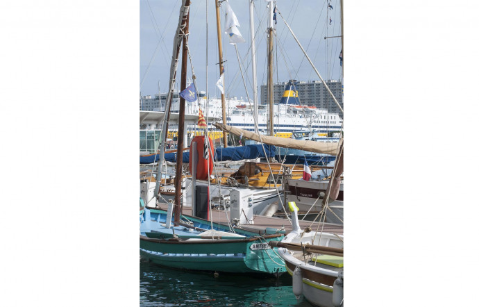 Au plus proche du centre-ville, les bateaux de plaisance cohabitent avec les embarcations de pêche.