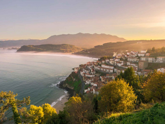 Au milieu de l’immensité de la nature, des petits villages sont accrochés aux falaises et participent au charme de la région.
