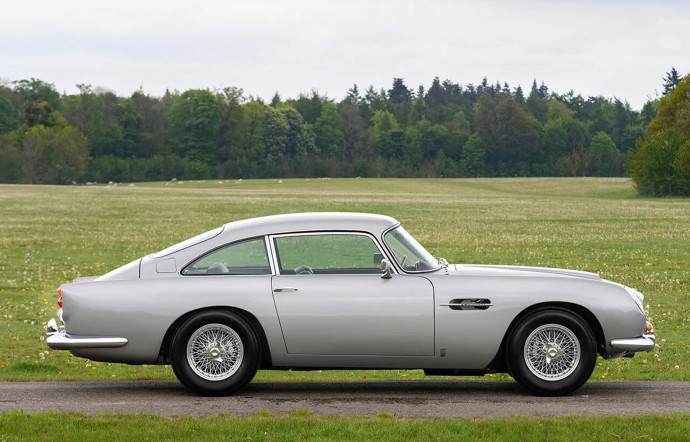 L’Aston Martin DB5 Vantage coupé, l’un des plus beaux profils de l’histoire automobile.
