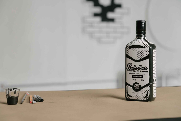 L’artiste Joshua Vides a choisi de travailler avec Ballantine’s pour sa première collaboration avec une marque de whisky.