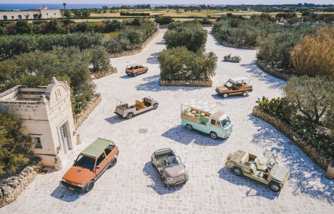 Le charmant parc automobile (électrique) du Borgo Egnazia.