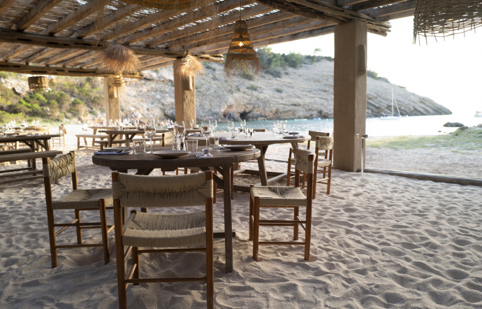 El Silencio se définit comme une beach house et propose donc un restaurant les pieds dans le sable, sur les Iles Baléares.