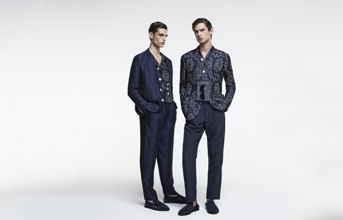 Collection Giorgio Armani printemps-été 2021. Fidèle à lui-même, le designer italien crée une mode destinée à être portée par de vraies personnes, conjuguant style, modernité, confort et élégance.