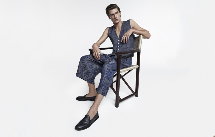 Collection Giorgio Armani printemps-été 2021. Fidèle à lui-même, le designer italien crée une mode destinée à être portée par de vraies personnes, conjuguant style, modernité, confort et élégance.