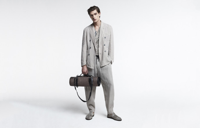 Collection Giorgio Armani printemps-été 2021. Fidèle à lui-même, le designer italien crée une mode destinée à être portée par de vraies personnes, conjuguant style, modernité, confort et élégance.