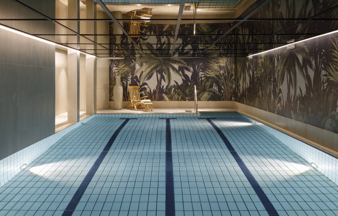 La piscine intérieure.