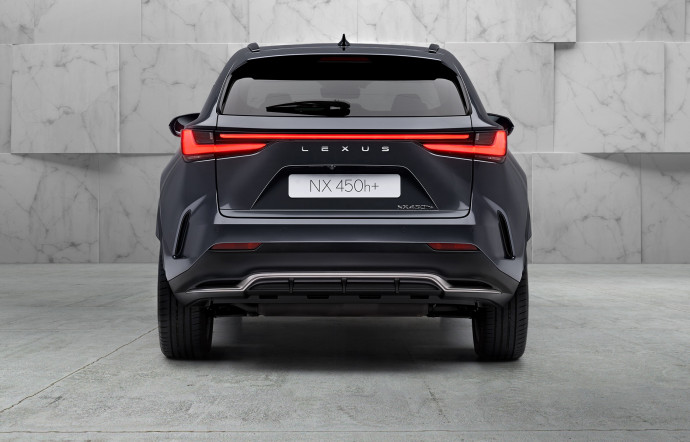Une ligne lumineuse, le nom de la marque en évidence, un arrière anguleux… Lexus a adapté cette recette qui a fait ses preuves sur le segment des SUV modernes.
