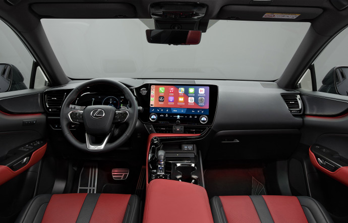 L’intérieur du nouveau Lexus NX 450h+ qui inaugure le concept Tazuna.