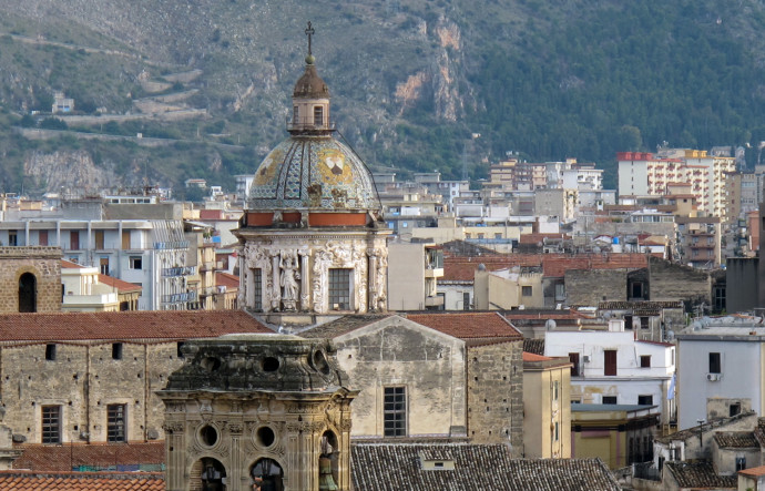 Panorama des toits de Palerme avec au centre le dôme de la célèbre cathédrale édifiée à partir du XIIe siècle.