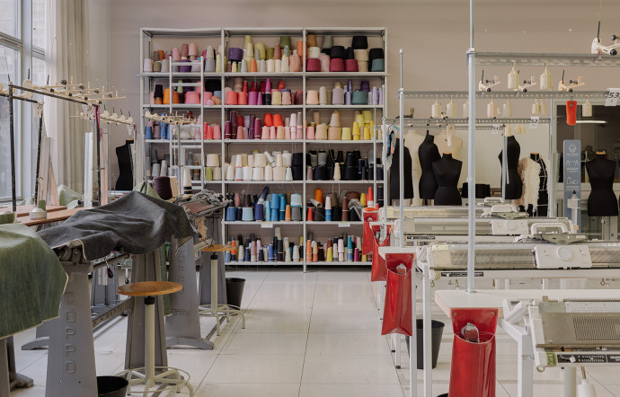 Dans le labo de mode du Politecnico di Milano, les élèves ont accès à des machines à coudre ou des métiers à tisser.
