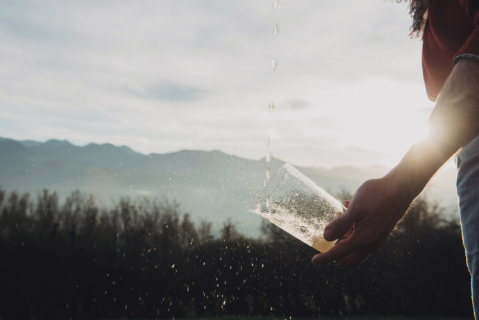 Le cidre, boisson phare de la région, est servi selon la tradition de l’escanciado.