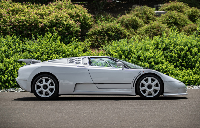 Bugatti EB110 Super Sport.