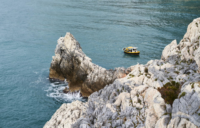 Des bateaux desservent les îles ou les grottes environnantes.