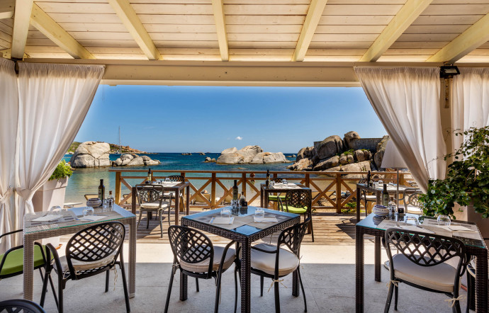 Hôtel & Spa des Pêcheurs, Bonifacio. Tél. +33 (0)4 95 70 36 39. hoteldespecheurs.com – 6 restos en Méditerranée à Porquerolles et en Corse