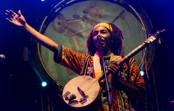 Mehdi Nassouli, musicien originaire de Taroudant, est devenu en quelques années l’une des figures les plus populaires des musiques gnaouas d’Essaouira.