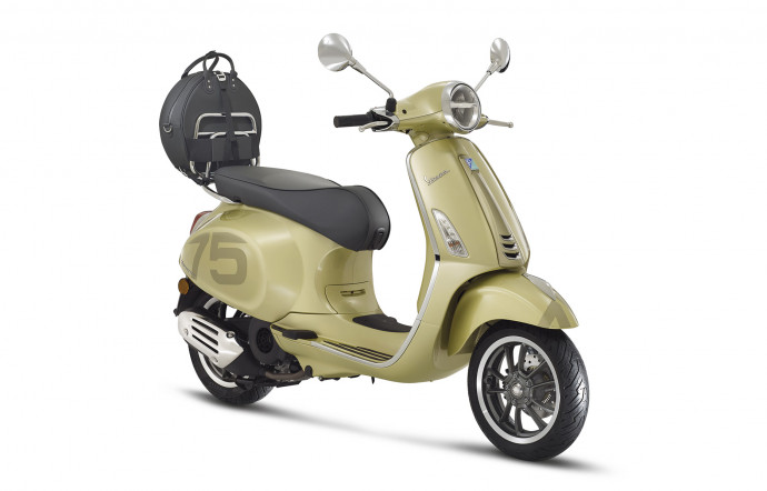 La Vespa fête ses 75 ans avec le modèle 75th, disponible uniquement en 2021.