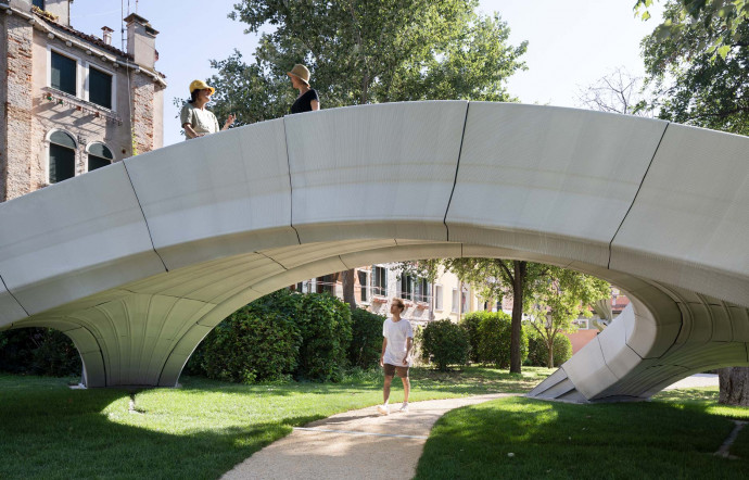Le pont Striatus sera exposé à Venise jusqu’à la fin de la Biennale d’architecture.