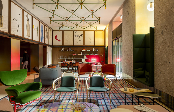 Pour une expérience immersive de l’univers de Patricia Urquiola, rien de mieux que d’aller passer une nuit dans l’un des hôtels qu’elle a aménagés, comme l’hôtel Room Mate Giulia, au cœur de Milan.