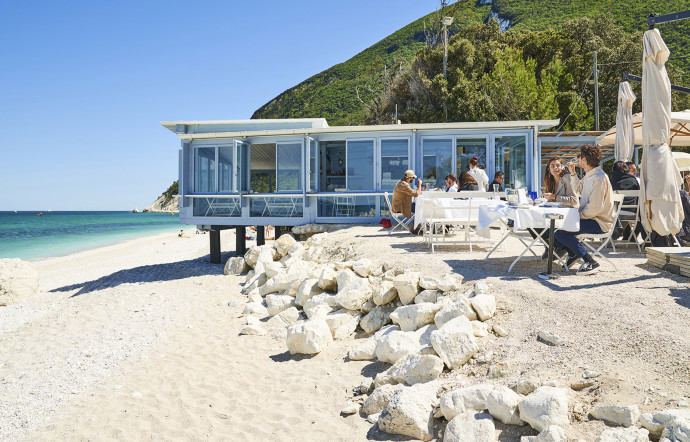 Il Clandestino, élégant cabanon de plage du chef étoilé Moreno Cedroni, à Portonovo.