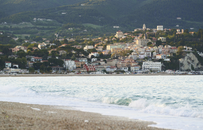 Perché sur une colline, Numana domine la mer et une longue plage en arc de cercle.