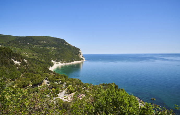 La plage de Sirolo se trouve au pied d’une falaise calcaire.