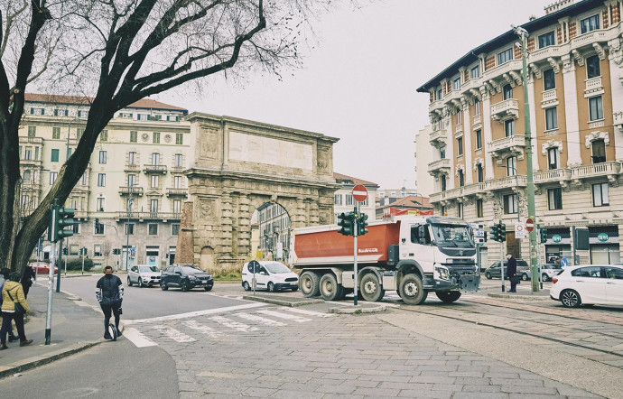 C’est dans la périphérie de Porta Romana, ancien quartier industriel, que le groupe de luxe Prada a inauguré sa fondation pour l’art contemporain, en 2015.