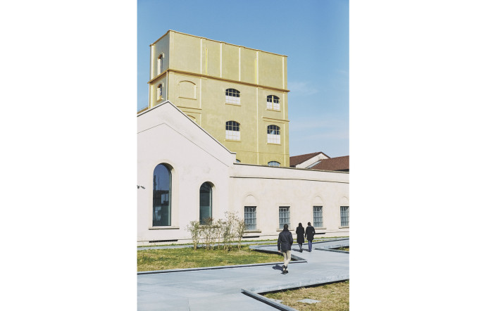 C’est dans la périphérie de Porta Romana, ancien quartier industriel, que le groupe de luxe Prada a inauguré sa fondation pour l’art contemporain, en 2015.