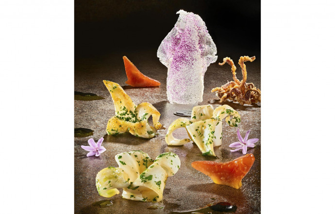 Elle expérimente avec ses équipes de nouvelles techniques et de nouvelles applications pour réinventer la cuisine basque, comme en témoignent ces magnifiques assiettes de maquereaux et de chipirons et papaye.