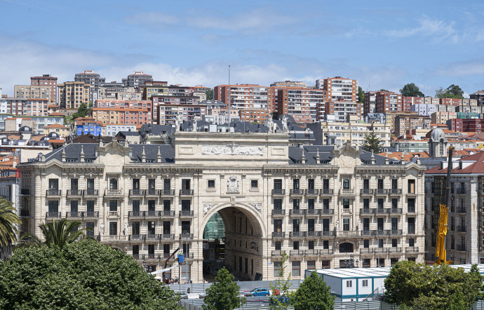 Le siège de la banque Santander marque l’entrée dans l’hypercentre de la ville.