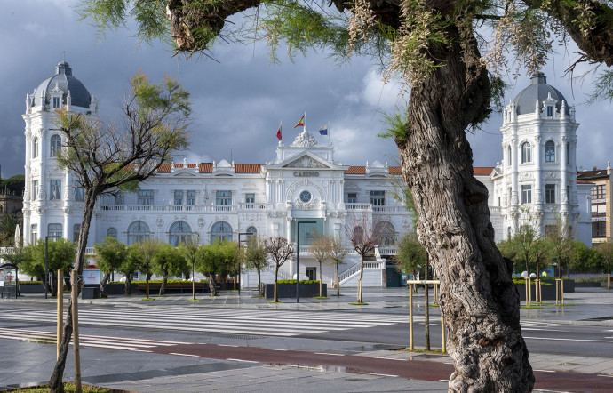 Le bâtiment néoclassique du Gran Casino Sardinero se dresse face à la mer depuis 1916.