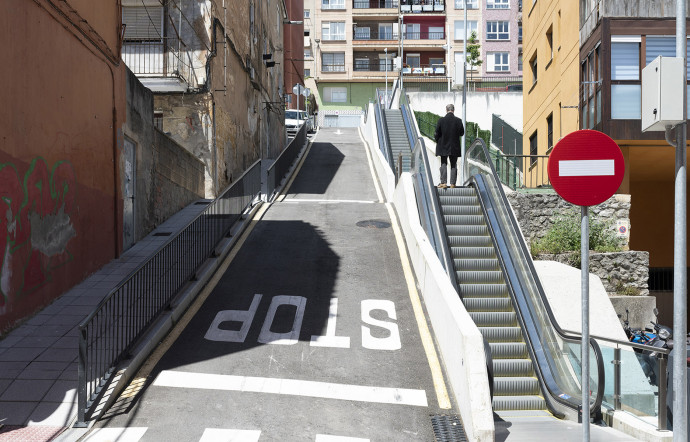 Des escaliers mécaniques permettent de remonter les rues en pente de la ville.