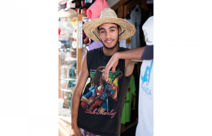 Abderahim Omnsour, qui travaille au Maroc’n Roll, l’un des nombreux surf shops de Taghazout.