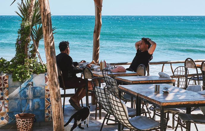 La terrasse de World of Waves, un lieu fondé par 2 frères originaires d’Agadir et fervents amateurs de surf.