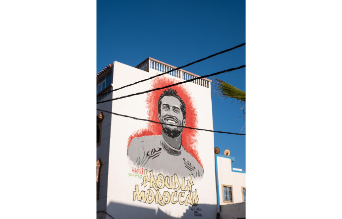 Ramzi Boukhiam, le petit prince du surf marocain, s’affiche en immense sur la façade du plus haut bâtiment de la rue principale.