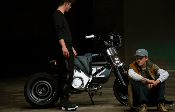 Le Concept CE 02 de BMW Motorrad cible en priorité les jeunes de la génération Z.