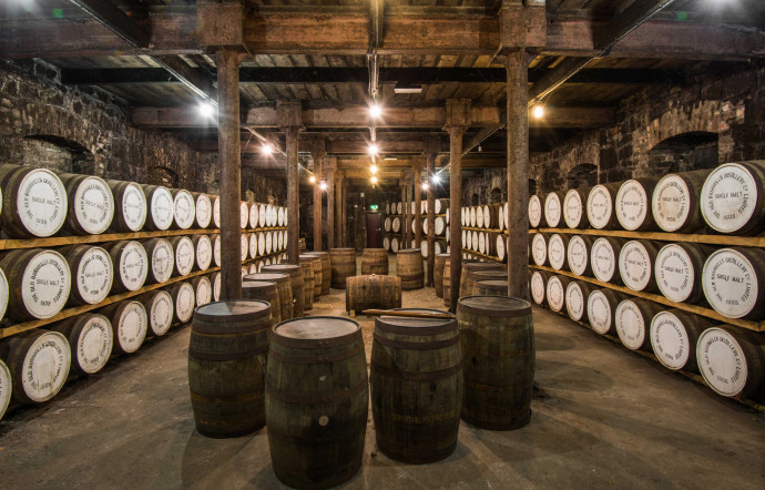 Avant de pouvoir être appelé « Irish Whiskey », le spiritueux doit mûrir dans des fûts pendant au moins trois ans et un jour.