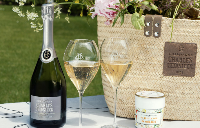 La bouteille de Blanc de Blancs Charles Heidsieck et le pot Confiture Parisienne avec son étiquette personnalisée.