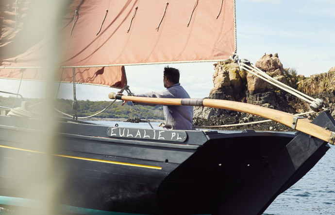 Dominique Sicher, capitaine de l’Eulalie, propose des virées entre les îlots à bord de son joli sardinier aux voiles rouges.