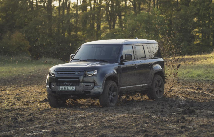 Le nouveau Land Rover Defender sur le tournage du prochain James Bond.