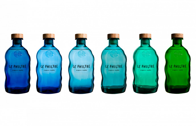 Les bouteilles de toutes les couleurs (ou presque) de la vodka Le Philtre est disponible sur le e-shop de la marque et dans près de 400 points vente.